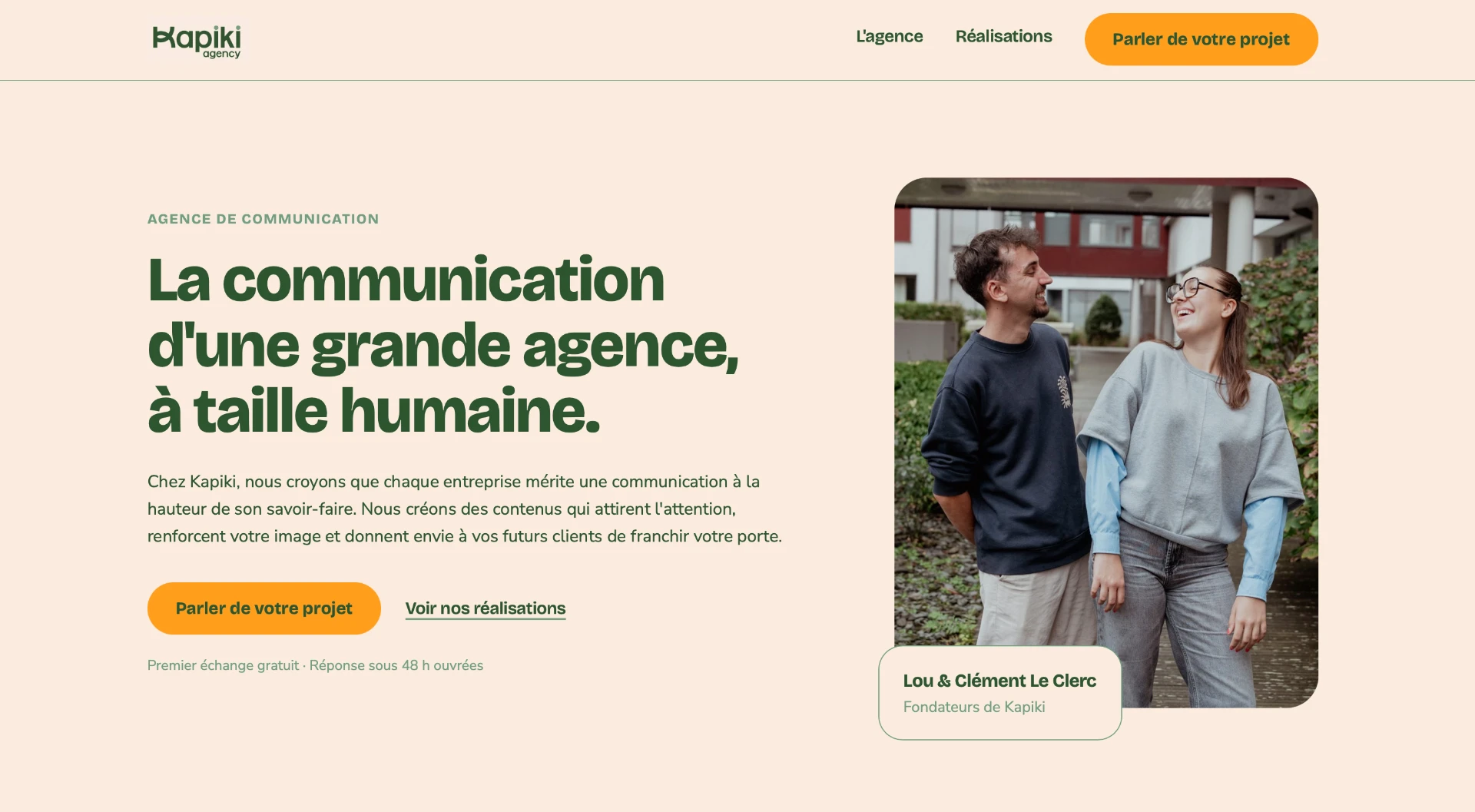 Page d'accueil du site Kapiki Agency : titre « La communication d'une grande agence, à taille humaine. » et photo des fondateurs